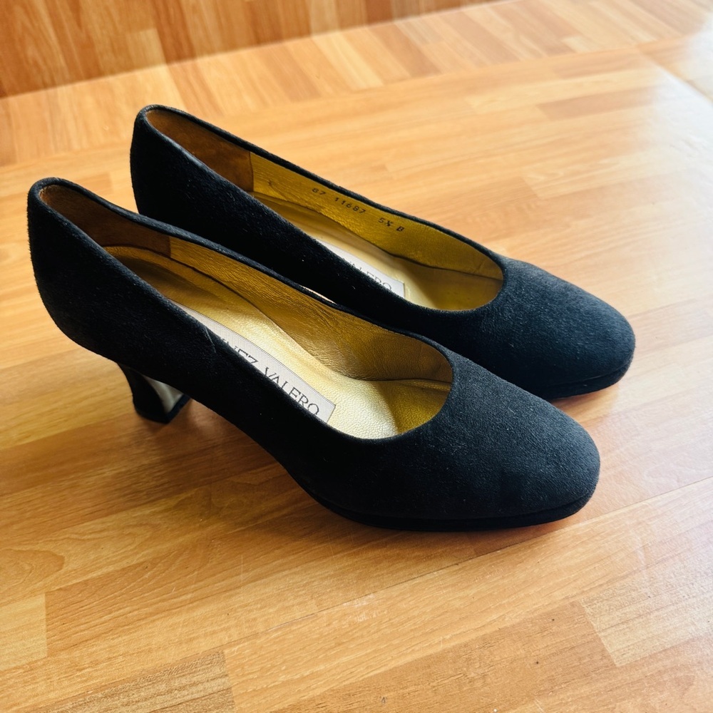 Martinez Valero suede round toe black pumps size 5.5